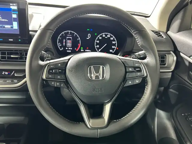 ホンダ ＷＲ－Ｖ Z+ 神奈川県 2024(令6)年 1万km 白 純正8インチナビ　【LXM-245ZFEi】/-AM/FM/Bluetooth/フルセグTV/iPod/USB/バックカメラ　/ホンダセンシング　/衝突軽減ブレーキ　/誤発信抑制機能　/後方誤発信抑制機能　/路外逸脱抑制機能　/アダプティブクルーズコントロール　/車線維持支援システム　/先行車発進お知らせ機能　/オートマチックハイビーム　/前後パーキングセンサー/パドルシフト　/革巻きステアリング　/前後ドラレコ　/ETC　/純正フロアマット　/フォグランプ　/ヘッドライトレベライザー　/スマートキー
