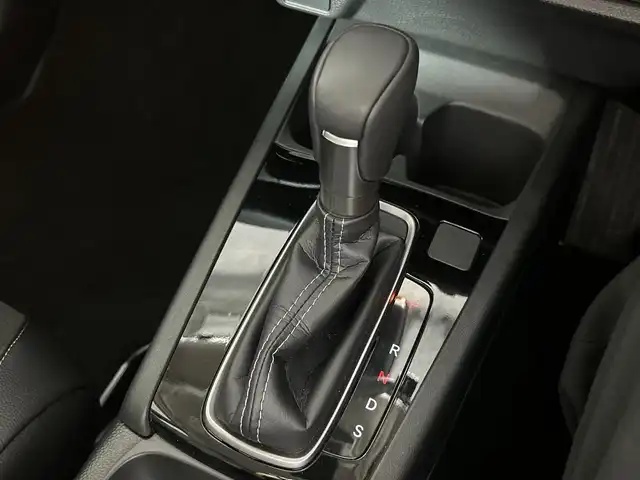 ホンダ ＷＲ－Ｖ Z+ 神奈川県 2024(令6)年 1万km 白 純正8インチナビ　【LXM-245ZFEi】/-AM/FM/Bluetooth/フルセグTV/iPod/USB/バックカメラ　/ホンダセンシング　/衝突軽減ブレーキ　/誤発信抑制機能　/後方誤発信抑制機能　/路外逸脱抑制機能　/アダプティブクルーズコントロール　/車線維持支援システム　/先行車発進お知らせ機能　/オートマチックハイビーム　/前後パーキングセンサー/パドルシフト　/革巻きステアリング　/前後ドラレコ　/ETC　/純正フロアマット　/フォグランプ　/ヘッドライトレベライザー　/スマートキー