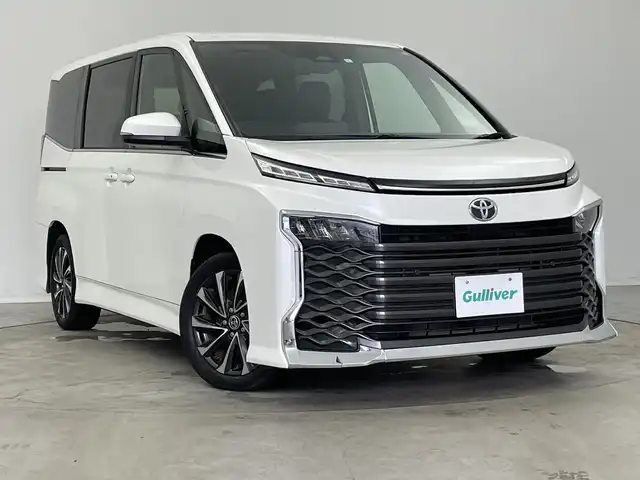 トヨタ ヴォクシー S－Z 新潟県 2023(令5)年 3.5万km ホワイトパールクリスタルシャイン 純正10.5インチメモリナビ/　フルセグTV/Bluetooth/AppleCarPlay/CD/DVD/レーダークルーズコントロール/バックモニター/ビルトインETC2.0/衝突被害軽減ブレーキ/レーンキープアシスト/前後コーナーセンサー/パワーバックドア/ハーフレザーシート/前席シートヒーター/両側パワースライドドア/横滑り防止装置/オートマチックハイビーム/オートライト/LEDヘッドライト/ステアリングスイッチ/レザーステアリング/禁煙車