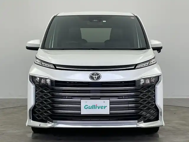 トヨタ ヴォクシー S－Z 新潟県 2023(令5)年 3.5万km ホワイトパールクリスタルシャイン 純正10.5インチメモリナビ/　フルセグTV/Bluetooth/AppleCarPlay/CD/DVD/レーダークルーズコントロール/バックモニター/ビルトインETC2.0/衝突被害軽減ブレーキ/レーンキープアシスト/前後コーナーセンサー/パワーバックドア/ハーフレザーシート/前席シートヒーター/両側パワースライドドア/横滑り防止装置/オートマチックハイビーム/オートライト/LEDヘッドライト/ステアリングスイッチ/レザーステアリング/禁煙車
