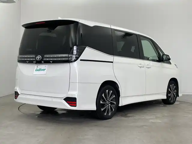 トヨタ ヴォクシー S－Z 新潟県 2023(令5)年 3.5万km ホワイトパールクリスタルシャイン 純正10.5インチメモリナビ/　フルセグTV/Bluetooth/AppleCarPlay/CD/DVD/レーダークルーズコントロール/バックモニター/ビルトインETC2.0/衝突被害軽減ブレーキ/レーンキープアシスト/前後コーナーセンサー/パワーバックドア/ハーフレザーシート/前席シートヒーター/両側パワースライドドア/横滑り防止装置/オートマチックハイビーム/オートライト/LEDヘッドライト/ステアリングスイッチ/レザーステアリング/禁煙車