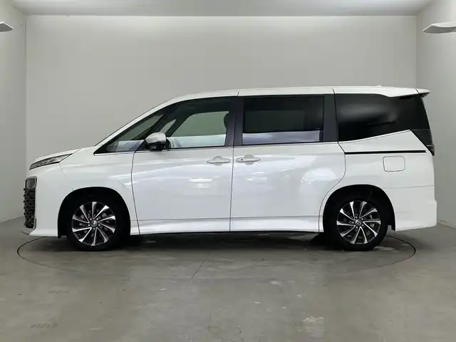 トヨタ ヴォクシー S－Z 新潟県 2023(令5)年 3.5万km ホワイトパールクリスタルシャイン 純正10.5インチメモリナビ/　フルセグTV/Bluetooth/AppleCarPlay/CD/DVD/レーダークルーズコントロール/バックモニター/ビルトインETC2.0/衝突被害軽減ブレーキ/レーンキープアシスト/前後コーナーセンサー/パワーバックドア/ハーフレザーシート/前席シートヒーター/両側パワースライドドア/横滑り防止装置/オートマチックハイビーム/オートライト/LEDヘッドライト/ステアリングスイッチ/レザーステアリング/禁煙車