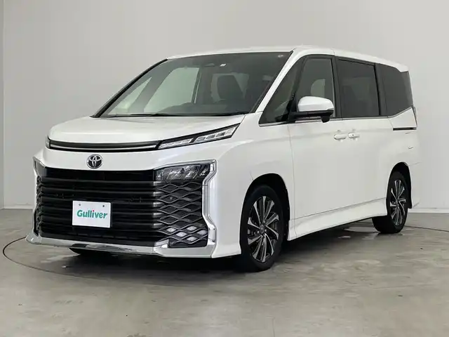 トヨタ ヴォクシー S－Z 新潟県 2023(令5)年 3.5万km ホワイトパールクリスタルシャイン 純正10.5インチメモリナビ/　フルセグTV/Bluetooth/AppleCarPlay/CD/DVD/レーダークルーズコントロール/バックモニター/ビルトインETC2.0/衝突被害軽減ブレーキ/レーンキープアシスト/前後コーナーセンサー/パワーバックドア/ハーフレザーシート/前席シートヒーター/両側パワースライドドア/横滑り防止装置/オートマチックハイビーム/オートライト/LEDヘッドライト/ステアリングスイッチ/レザーステアリング/禁煙車