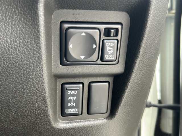 日産 キューブ 15X FOUR Vセレクション 福島県 2011(平23)年 10.1万km ホワイトパール 4WD 純正７型ナビ　フルセグ　ＢＴ　スマートキー　スペアキー　プッシュスタート　パートタイム４ＷＤ　電格ミラー　ＥＣＯモード　センターコンソール　純正ドアバイザー　純正フロアマット　社外１５インチＡＷ
