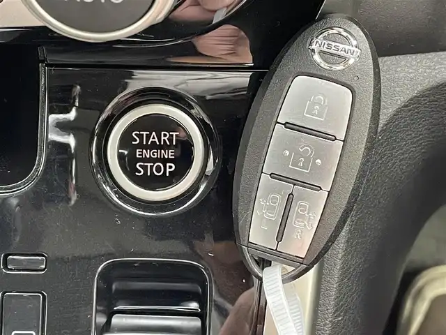日産 セレナ ハイウェイスター Vセレクション 千葉県 2018(平30)年 5.3万km ダイヤモンドブラック エマージェンシーブレーキ/アラウンドビューモニター/プロパイロット/純正9インチSDナビ【MM517D-L】/・CD/DVD/Blu-ray/MSV/Bluetooth/フルセグTV/純正フリップダウンモニター/インテリジェントルームミラー/両後ハンズフリーオートスライドドア/インテリジェントキー/前席シートヒーター/標識認識機能/ブラインドスポットモニター/前後コーナーセンサー/純正16インチアルミホイール/純正LEDヘッドライト/フォグランプ/純正ドライブレコーダー/ETC/ブレーキオートホールド/アイドリングストップ/本革巻きステアリング/サイド＆カーテンエアバッグ
