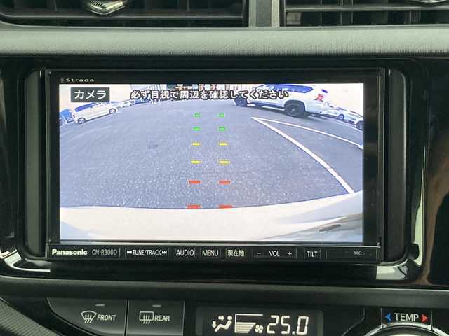 トヨタ アクア X－URBAN 佐賀県 2015(平27)年 8.5万km ライムホワイトパールクリスタルシャイン Stradaナビ/バックカメラ/ハーフレザーシート/ビルトインＥＴＣ/ドライブレコーダー/プッシュスタート/スマートキー/ステアリングリモコン/純正アルミホイール