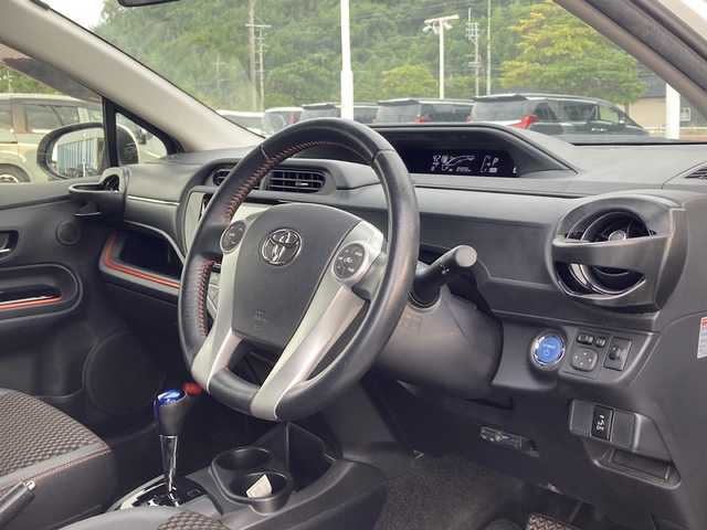 トヨタ アクア X－URBAN 佐賀県 2015(平27)年 8.5万km ライムホワイトパールクリスタルシャイン Stradaナビ/バックカメラ/ハーフレザーシート/ビルトインＥＴＣ/ドライブレコーダー/プッシュスタート/スマートキー/ステアリングリモコン/純正アルミホイール