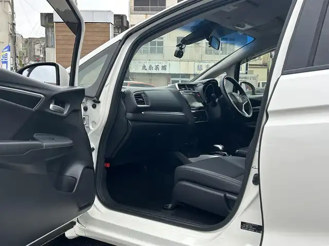 ホンダ フィット ハイブリット Lパッケージ 沖縄県 2014(平26)年 6.5万km プレミアムホワイトパール (株)IDOMが運営する【じしゃロンコザ店】の自社ローン専用車両になりますこちらは現金またはオートローンご利用時の価格です。自社ローンご希望の方は別途その旨お申付け下さい/フルセグＴＶ　/ＥＴＣ　/純正ナビ　/ＤＶＤ再生　/バックカメラ　/ドライブレコーダー　/プッシュスタート/ハーフレザーシート　/クルーズコントロール/純正アルミホイール　/オートライト　/Ｂｌｕｅｔｏｏｔｈ接続