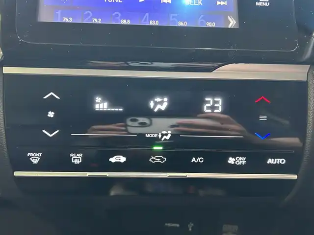 ホンダ フィット ハイブリット Lパッケージ 沖縄県 2014(平26)年 6.5万km プレミアムホワイトパール (株)IDOMが運営する【じしゃロンコザ店】の自社ローン専用車両になりますこちらは現金またはオートローンご利用時の価格です。自社ローンご希望の方は別途その旨お申付け下さい/フルセグＴＶ　/ＥＴＣ　/純正ナビ　/ＤＶＤ再生　/バックカメラ　/ドライブレコーダー　/プッシュスタート/ハーフレザーシート　/クルーズコントロール/純正アルミホイール　/オートライト　/Ｂｌｕｅｔｏｏｔｈ接続