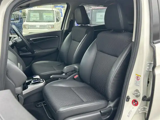 ホンダ フィット ハイブリット Lパッケージ 沖縄県 2014(平26)年 6.5万km プレミアムホワイトパール (株)IDOMが運営する【じしゃロンコザ店】の自社ローン専用車両になりますこちらは現金またはオートローンご利用時の価格です。自社ローンご希望の方は別途その旨お申付け下さい/フルセグＴＶ　/ＥＴＣ　/純正ナビ　/ＤＶＤ再生　/バックカメラ　/ドライブレコーダー　/プッシュスタート/ハーフレザーシート　/クルーズコントロール/純正アルミホイール　/オートライト　/Ｂｌｕｅｔｏｏｔｈ接続