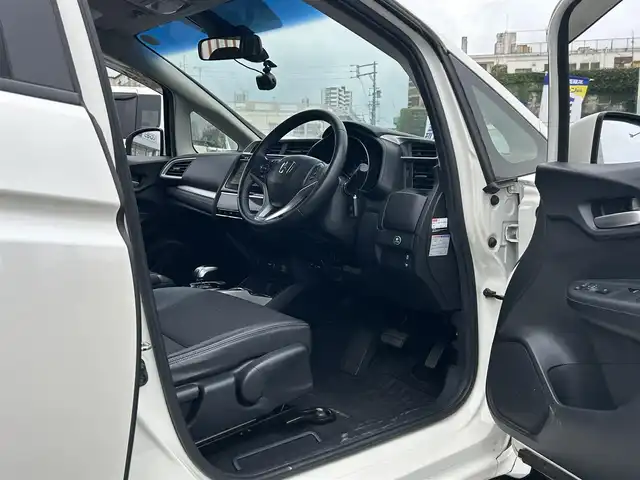 ホンダ フィット ハイブリット Lパッケージ 沖縄県 2014(平26)年 6.5万km プレミアムホワイトパール (株)IDOMが運営する【じしゃロンコザ店】の自社ローン専用車両になりますこちらは現金またはオートローンご利用時の価格です。自社ローンご希望の方は別途その旨お申付け下さい/フルセグＴＶ　/ＥＴＣ　/純正ナビ　/ＤＶＤ再生　/バックカメラ　/ドライブレコーダー　/プッシュスタート/ハーフレザーシート　/クルーズコントロール/純正アルミホイール　/オートライト　/Ｂｌｕｅｔｏｏｔｈ接続