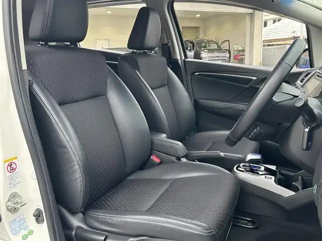 ホンダ フィット ハイブリット Lパッケージ 沖縄県 2014(平26)年 6.5万km プレミアムホワイトパール (株)IDOMが運営する【じしゃロンコザ店】の自社ローン専用車両になりますこちらは現金またはオートローンご利用時の価格です。自社ローンご希望の方は別途その旨お申付け下さい/フルセグＴＶ　/ＥＴＣ　/純正ナビ　/ＤＶＤ再生　/バックカメラ　/ドライブレコーダー　/プッシュスタート/ハーフレザーシート　/クルーズコントロール/純正アルミホイール　/オートライト　/Ｂｌｕｅｔｏｏｔｈ接続