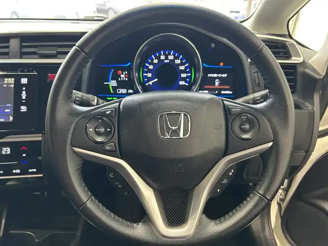 ホンダ フィット ハイブリット Lパッケージ 沖縄県 2014(平26)年 6.5万km プレミアムホワイトパール (株)IDOMが運営する【じしゃロンコザ店】の自社ローン専用車両になりますこちらは現金またはオートローンご利用時の価格です。自社ローンご希望の方は別途その旨お申付け下さい/フルセグＴＶ　/ＥＴＣ　/純正ナビ　/ＤＶＤ再生　/バックカメラ　/ドライブレコーダー　/プッシュスタート/ハーフレザーシート　/クルーズコントロール/純正アルミホイール　/オートライト　/Ｂｌｕｅｔｏｏｔｈ接続