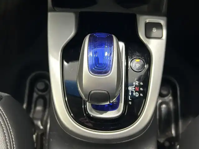 ホンダ フィット ハイブリット Lパッケージ 沖縄県 2014(平26)年 6.5万km プレミアムホワイトパール (株)IDOMが運営する【じしゃロンコザ店】の自社ローン専用車両になりますこちらは現金またはオートローンご利用時の価格です。自社ローンご希望の方は別途その旨お申付け下さい/フルセグＴＶ　/ＥＴＣ　/純正ナビ　/ＤＶＤ再生　/バックカメラ　/ドライブレコーダー　/プッシュスタート/ハーフレザーシート　/クルーズコントロール/純正アルミホイール　/オートライト　/Ｂｌｕｅｔｏｏｔｈ接続