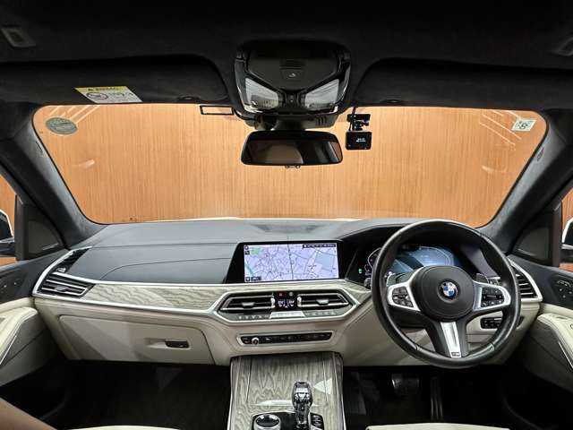 ＢＭＷ Ｘ７ xDrive35d Mスポーツ 千葉県 2019(令1)年 4.8万km ミネラルホワイト ６人乗り　/スカイラウンジパノラマＳＲ　/白革シート　/ｈａｒｍａｎｋａｒｄｏｎ　/ＨＵＤ　/ＡＣＣ　/ナビ　/ＴＶ　/３６０°　/Ｂｌｕｅｔｏｏｔｈ接続　/パーキングアシスト　/アッシュグレインシルバーウッドトリム