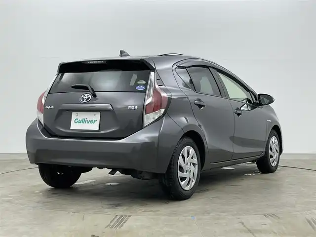 トヨタ アクア S 岡山県 2015(平27)年 6万km グレーメタリック 純正ナビ/【Bluetooth/フルセグTV/CD/DVD】/型番:NSZT-W64/バックカメラ/スマートキー/ETC/社外ドライブレコーダー（前後）/アイドリングストップ/プッシュスタート/オートライト/純正フロアマット/ドアバイザー/レベライザー/電動格納ミラー