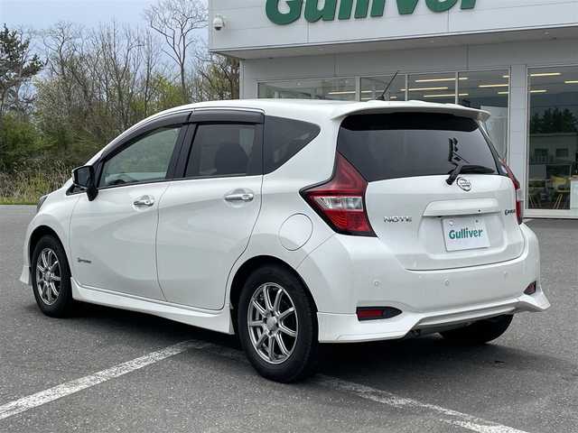 日産 ノート e－パワー X FOUR 青森県 2018(平30)年 5.4万km ブリリアントホワイトパール パートタイム4WD/衝突軽減ブレーキ/社外メモリナビ/　 CD/DVD/USB/BT/フルセグTV/全方位カメラ/バックカメラ/社外15インチアルミホイール/デジタルインナーミラー/フルエアロ/純正エンジンスターター/夏タイヤ付き純正アルミホイール4本積込/　 (165/65/R15)/スマートキー/ETC