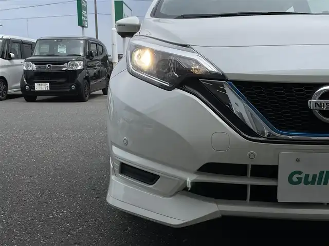 日産 ノート e－パワー X FOUR 青森県 2018(平30)年 5.4万km ブリリアントホワイトパール パートタイム4WD/衝突軽減ブレーキ/社外メモリナビ/　 CD/DVD/USB/BT/フルセグTV/全方位カメラ/バックカメラ/社外15インチアルミホイール/デジタルインナーミラー/フルエアロ/純正エンジンスターター/夏タイヤ付き純正アルミホイール4本積込/　 (165/65/R15)/スマートキー/ETC