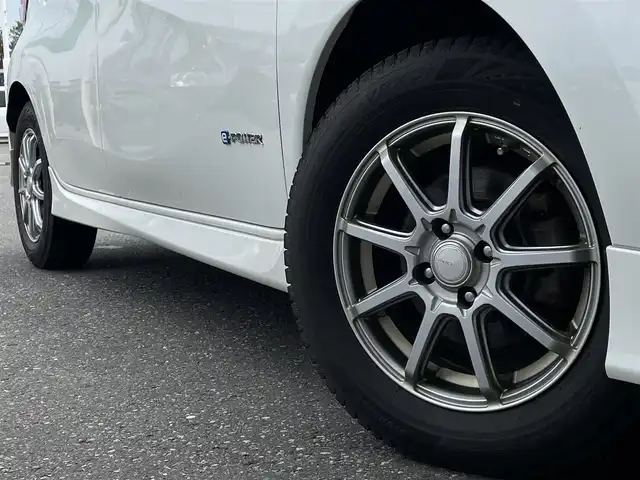 日産 ノート e－パワー X FOUR 青森県 2018(平30)年 5.4万km ブリリアントホワイトパール パートタイム4WD/衝突軽減ブレーキ/社外メモリナビ/　 CD/DVD/USB/BT/フルセグTV/全方位カメラ/バックカメラ/社外15インチアルミホイール/デジタルインナーミラー/フルエアロ/純正エンジンスターター/夏タイヤ付き純正アルミホイール4本積込/　 (165/65/R15)/スマートキー/ETC