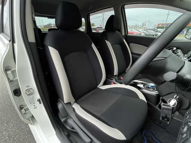 日産 ノート e－パワー X FOUR 青森県 2018(平30)年 5.4万km ブリリアントホワイトパール パートタイム4WD/衝突軽減ブレーキ/社外メモリナビ/　 CD/DVD/USB/BT/フルセグTV/全方位カメラ/バックカメラ/社外15インチアルミホイール/デジタルインナーミラー/フルエアロ/純正エンジンスターター/夏タイヤ付き純正アルミホイール4本積込/　 (165/65/R15)/スマートキー/ETC