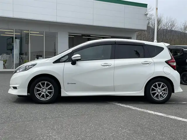 日産 ノート e－パワー X FOUR 青森県 2018(平30)年 5.4万km ブリリアントホワイトパール パートタイム4WD/衝突軽減ブレーキ/社外メモリナビ/　 CD/DVD/USB/BT/フルセグTV/全方位カメラ/バックカメラ/社外15インチアルミホイール/デジタルインナーミラー/フルエアロ/純正エンジンスターター/夏タイヤ付き純正アルミホイール4本積込/　 (165/65/R15)/スマートキー/ETC