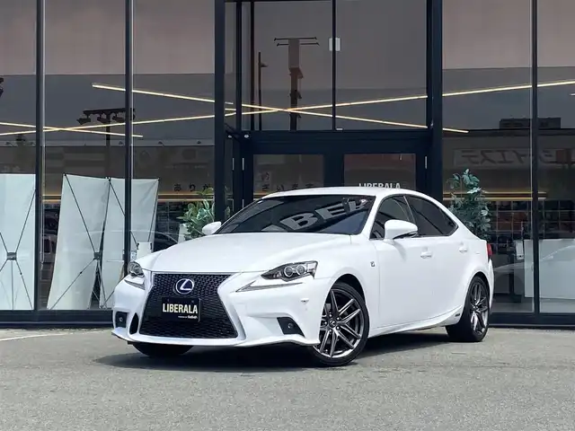 レクサス ＩＳ 300h Fスポーツ 福岡県 2014(平26)年 5.9万km ホワイトノーヴァガラスフレーク ・クルーズコントロール/・純正ナビ／ＵＳＢ／Ｂｌｕｅｔｏｏｔｈ/・バックカメラ/・革シート／シートヒーター/・ドライブレコーダー/・ワンセグテレビ/・ＥＴＣ/・純正１８インチＡＷ/・シートメモリー付き