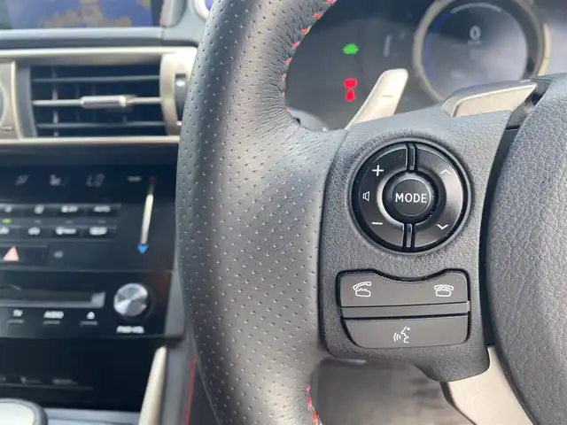 レクサス ＩＳ 300h Fスポーツ 福岡県 2014(平26)年 5.9万km ホワイトノーヴァガラスフレーク ・クルーズコントロール/・純正ナビ／ＵＳＢ／Ｂｌｕｅｔｏｏｔｈ/・バックカメラ/・革シート／シートヒーター/・ドライブレコーダー/・ワンセグテレビ/・ＥＴＣ/・純正１８インチＡＷ/・シートメモリー付き