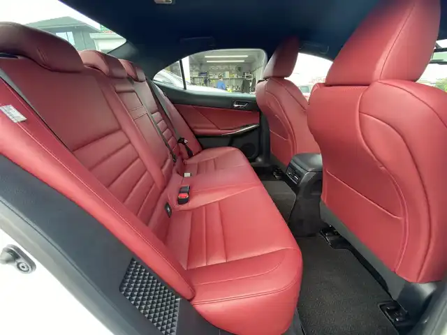 レクサス ＩＳ 300h Fスポーツ 福岡県 2014(平26)年 5.9万km ホワイトノーヴァガラスフレーク ・クルーズコントロール/・純正ナビ／ＵＳＢ／Ｂｌｕｅｔｏｏｔｈ/・バックカメラ/・革シート／シートヒーター/・ドライブレコーダー/・ワンセグテレビ/・ＥＴＣ/・純正１８インチＡＷ/・シートメモリー付き