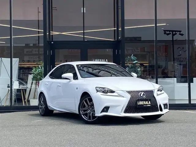 レクサス ＩＳ 300h Fスポーツ 福岡県 2014(平26)年 5.9万km ホワイトノーヴァガラスフレーク ・クルーズコントロール/・純正ナビ／ＵＳＢ／Ｂｌｕｅｔｏｏｔｈ/・バックカメラ/・革シート／シートヒーター/・ドライブレコーダー/・ワンセグテレビ/・ＥＴＣ/・純正１８インチＡＷ/・シートメモリー付き