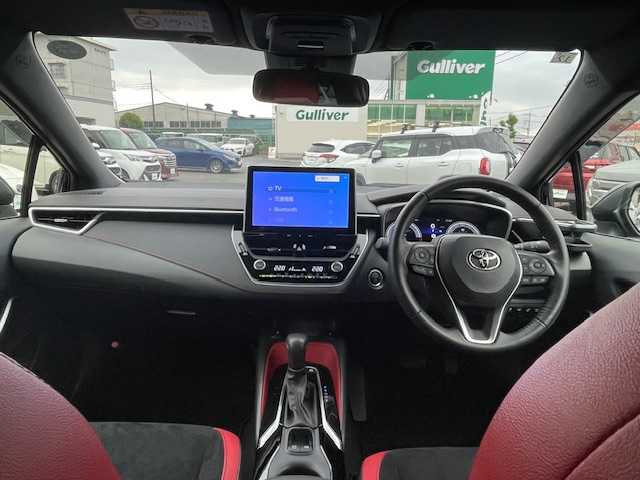 トヨタ カローラ スポーツ ハイブリッドG Z 静岡県 2023(令5)年 1.9万km アティチュードブラックマイカ ●純正メーカーナビ/(フルセグ/USB/Bluetooth)/●赤半革シート/●前席シートヒーター/●バックカメラ/●レーダークルーズコントロール/●プリクラッシュセーフティ/●レーンキープアシスト/●ブラインドスポットモニター/●電動パーキングブレーキ/●オートブレーキホールド/●前後コーナーセンサー/●モデリスタフルエアロ/●LEDライト/●オートライト/●オートマチックハイビーム/●F/Rフォグランプ/●革巻きステアリング/●ステアリングスイッチ/●ステアリングヒーター/●ETC2.0/●フロアマット/●ドアバイザー/●ISOFIX/●リアプライバシー/●トノカバー/●スマートキー/●プッシュスタート/●スペアキー×1/●横滑り防止装置/●純正18インチアルミホイール/●W＋サイド＋カーテンSRS＋ABS/●保証書/●記録簿/（R6.5）/●取扱説明書