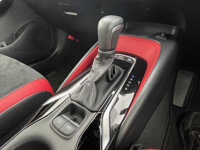 トヨタ カローラ スポーツ ハイブリッドG Z 静岡県 2023(令5)年 1.9万km アティチュードブラックマイカ ●純正メーカーナビ/(フルセグ/USB/Bluetooth)/●赤半革シート/●前席シートヒーター/●バックカメラ/●レーダークルーズコントロール/●プリクラッシュセーフティ/●レーンキープアシスト/●ブラインドスポットモニター/●電動パーキングブレーキ/●オートブレーキホールド/●前後コーナーセンサー/●モデリスタフルエアロ/●LEDライト/●オートライト/●オートマチックハイビーム/●F/Rフォグランプ/●革巻きステアリング/●ステアリングスイッチ/●ステアリングヒーター/●ETC2.0/●フロアマット/●ドアバイザー/●ISOFIX/●リアプライバシー/●トノカバー/●スマートキー/●プッシュスタート/●スペアキー×1/●横滑り防止装置/●純正18インチアルミホイール/●W＋サイド＋カーテンSRS＋ABS/●保証書/●記録簿/（R6.5）/●取扱説明書