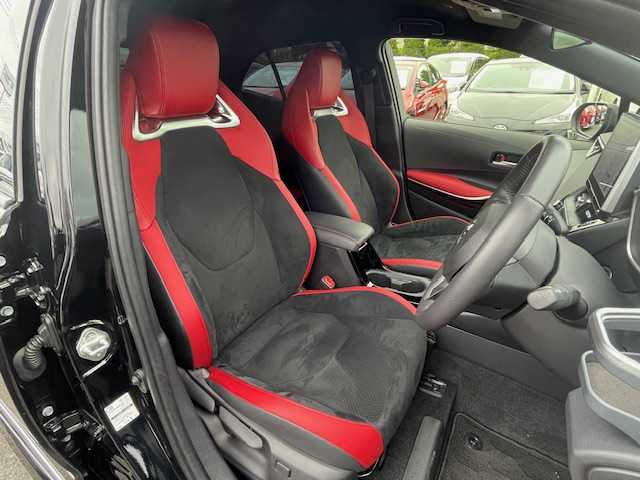 トヨタ カローラ スポーツ ハイブリッドG Z 静岡県 2023(令5)年 1.9万km アティチュードブラックマイカ ●純正メーカーナビ/(フルセグ/USB/Bluetooth)/●赤半革シート/●前席シートヒーター/●バックカメラ/●レーダークルーズコントロール/●プリクラッシュセーフティ/●レーンキープアシスト/●ブラインドスポットモニター/●電動パーキングブレーキ/●オートブレーキホールド/●前後コーナーセンサー/●モデリスタフルエアロ/●LEDライト/●オートライト/●オートマチックハイビーム/●F/Rフォグランプ/●革巻きステアリング/●ステアリングスイッチ/●ステアリングヒーター/●ETC2.0/●フロアマット/●ドアバイザー/●ISOFIX/●リアプライバシー/●トノカバー/●スマートキー/●プッシュスタート/●スペアキー×1/●横滑り防止装置/●純正18インチアルミホイール/●W＋サイド＋カーテンSRS＋ABS/●保証書/●記録簿/（R6.5）/●取扱説明書