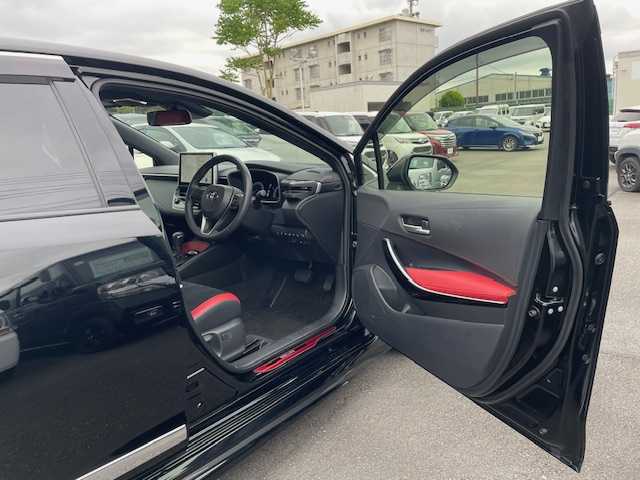 トヨタ カローラ スポーツ ハイブリッドG Z 静岡県 2023(令5)年 1.9万km アティチュードブラックマイカ ●純正メーカーナビ/(フルセグ/USB/Bluetooth)/●赤半革シート/●前席シートヒーター/●バックカメラ/●レーダークルーズコントロール/●プリクラッシュセーフティ/●レーンキープアシスト/●ブラインドスポットモニター/●電動パーキングブレーキ/●オートブレーキホールド/●前後コーナーセンサー/●モデリスタフルエアロ/●LEDライト/●オートライト/●オートマチックハイビーム/●F/Rフォグランプ/●革巻きステアリング/●ステアリングスイッチ/●ステアリングヒーター/●ETC2.0/●フロアマット/●ドアバイザー/●ISOFIX/●リアプライバシー/●トノカバー/●スマートキー/●プッシュスタート/●スペアキー×1/●横滑り防止装置/●純正18インチアルミホイール/●W＋サイド＋カーテンSRS＋ABS/●保証書/●記録簿/（R6.5）/●取扱説明書
