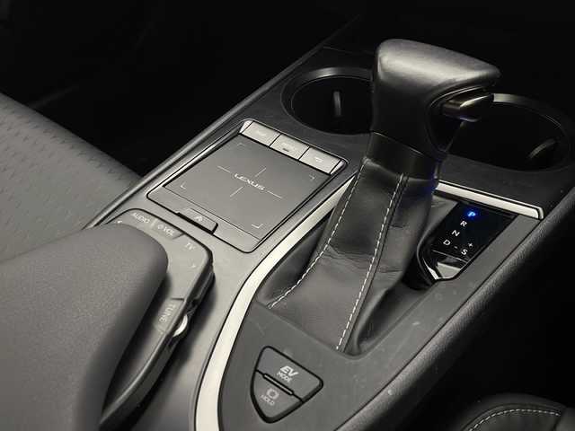 レクサス ＵＸ 250h バージョンC 宮崎県 2020(令2)年 4.2万km ソニッククォーツ LEXUS純正ナビオーディオ/ 　AM/FM/交通情報/Bluetooth/USB/プッシュスタート/フルセグTV/ETC2.0/バックカメラ/ウインカーミラー/電動格納ミラー/前席パワーシート/前席シートヒーター/ステアリングスイッチ/ステアリングヒーター/電動パーキングブレーキ/純正フロアマット/前後方ドライブレコーダー