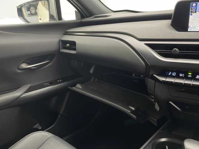 レクサス ＵＸ 250h バージョンC 宮崎県 2020(令2)年 4.2万km ソニッククォーツ LEXUS純正ナビオーディオ/ 　AM/FM/交通情報/Bluetooth/USB/プッシュスタート/フルセグTV/ETC2.0/バックカメラ/ウインカーミラー/電動格納ミラー/前席パワーシート/前席シートヒーター/ステアリングスイッチ/ステアリングヒーター/電動パーキングブレーキ/純正フロアマット/前後方ドライブレコーダー