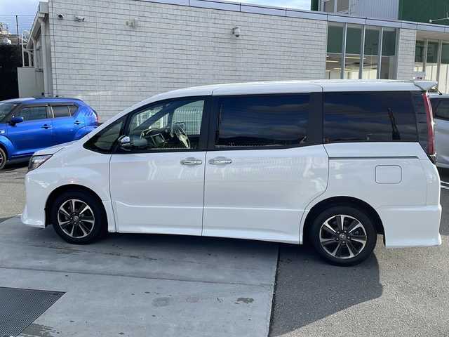 トヨタ ノア Si ダブルバイビーⅢ 山梨県 2021(令3)年 4.3万km ホワイトパールクリスタルシャイン 純正10インチナビ　/バックモニター/ＥＴＣ/セーフティセンス/フリップダウンモニター/両側パワースライドドア/クルーズコントロール　/プッシュスタート/パワステ/パワーウインドウ/プッシュスタート/オートマチックハイビーム