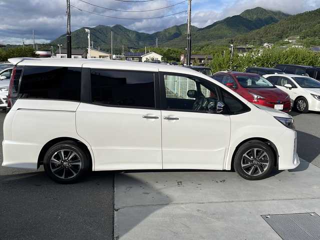 トヨタ ノア Si ダブルバイビーⅢ 山梨県 2021(令3)年 4.3万km ホワイトパールクリスタルシャイン 純正10インチナビ　/バックモニター/ＥＴＣ/セーフティセンス/フリップダウンモニター/両側パワースライドドア/クルーズコントロール　/プッシュスタート/パワステ/パワーウインドウ/プッシュスタート/オートマチックハイビーム