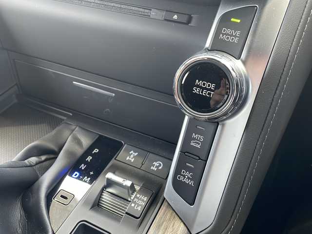トヨタ ランドクルーザー ZX 鳥取県 2021(令3)年 1.6万km ブラック ワンオーナー/モデリスタエアロ/サンルーフ/JBLプレミアムサウンド/ブラックレザーシート/メーカーナビゲーション/全方位カメラ/オールモード４WD/クロールコントロール/ヘッドアップディスプレイ/本木目インテリアパネル/スマートキーx２個/指紋認定スタートスイッチ/プリクラッシュセーフティ/ブラインドスポットモニタリング/レーンデパーチャーアラート/アダクティブクルーズ/インテリジェンスソナー/オートハイビーム/４ゾーンエアコン/前・サードパワーシート/前・セカンドエアーシート（ヒーター）/サード電動格納シート/ハンドルヒーター/テレスコピックステアリング/パワーテールゲート/AC100V電源/フルセグ・Bluetooth/USB入力/LEDヘッドライト/シーケンシャルターンライト/ビルトイン２０ETC/記録簿R6/10R6/4R5/10R4/10R4/5R3/12/保証書・取説・ナビ取説