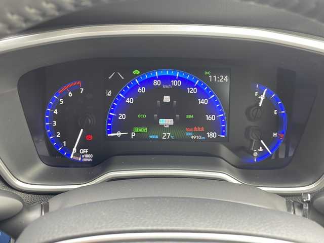 トヨタ カローラ クロス ハイブリッド Z 長野県 2022(令4)年 0.5万km プラチナホワイトパールマイカ セーフティーセンス/・プリクラッシュセーフティ/・レーントレーシングアシスト/・レーダークルーズコントロール/・オートマチックハイビーム/・ロードサインアシスト/・パーキングサポートブレーキ/ディスプレイオーディオ/（ナビ機能付き/BT/Miracast）/バックカメラ/ビルトインＥＴＣ２．０/パワーシート（D席）/シートヒーター（D・N席）/ハーフレザーシート/革巻きステアリング/ステアリングスイッチ/電動パーキングブレーキ/ブレーキホールド/ハンズフリーパワーバックドア/LEDヘッドライト/フォグランプ/オートライト/スマートキー/Pスタート/電動格納ミラー/純正18インチAW/純正フロアマット/ルーフレール