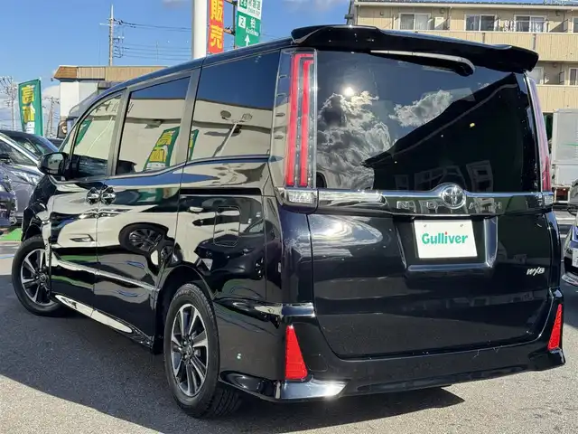 トヨタ ノア Si ダブルバイビー 千葉県 2018(平30)年 5.8万km ブラック 純正9インチメモリーナビ/・CD/DVD/・AM/FM/・BT/・フルセグTV/・バッグカメラ/LEDヘッドライト/・オートライト/・オートマチックハイビーム/衝突軽減システム/レーンキープアシスト/横滑り防止機能/12.1インチフリップダウンモニター/両側パワースライドドア/ウォークスルー/・ハーフレザー/純正フロアマット/Wエアバッグ/スマートキー/保証書・取説