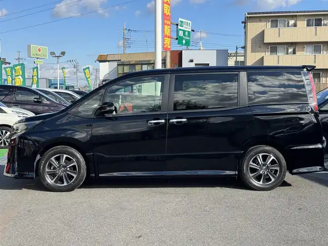 トヨタ ノア Si ダブルバイビー 千葉県 2018(平30)年 5.8万km ブラック 純正9インチメモリーナビ/・CD/DVD/・AM/FM/・BT/・フルセグTV/・バッグカメラ/LEDヘッドライト/・オートライト/・オートマチックハイビーム/衝突軽減システム/レーンキープアシスト/横滑り防止機能/12.1インチフリップダウンモニター/両側パワースライドドア/ウォークスルー/・ハーフレザー/純正フロアマット/Wエアバッグ/スマートキー/保証書・取説