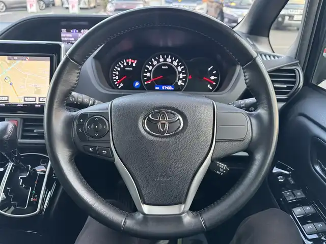 トヨタ ノア Si ダブルバイビー 千葉県 2018(平30)年 5.8万km ブラック 純正9インチメモリーナビ/・CD/DVD/・AM/FM/・BT/・フルセグTV/・バッグカメラ/LEDヘッドライト/・オートライト/・オートマチックハイビーム/衝突軽減システム/レーンキープアシスト/横滑り防止機能/12.1インチフリップダウンモニター/両側パワースライドドア/ウォークスルー/・ハーフレザー/純正フロアマット/Wエアバッグ/スマートキー/保証書・取説