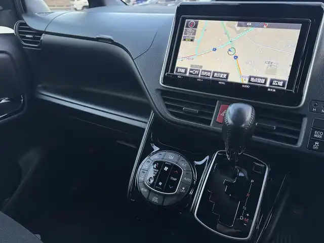 トヨタ ノア Si ダブルバイビー 千葉県 2018(平30)年 5.8万km ブラック 純正9インチメモリーナビ/・CD/DVD/・AM/FM/・BT/・フルセグTV/・バッグカメラ/LEDヘッドライト/・オートライト/・オートマチックハイビーム/衝突軽減システム/レーンキープアシスト/横滑り防止機能/12.1インチフリップダウンモニター/両側パワースライドドア/ウォークスルー/・ハーフレザー/純正フロアマット/Wエアバッグ/スマートキー/保証書・取説