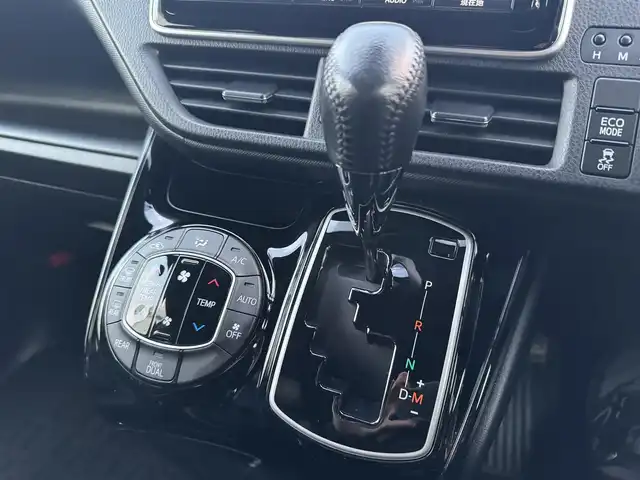 トヨタ ノア Si ダブルバイビー 千葉県 2018(平30)年 5.8万km ブラック 純正9インチメモリーナビ/・CD/DVD/・AM/FM/・BT/・フルセグTV/・バッグカメラ/LEDヘッドライト/・オートライト/・オートマチックハイビーム/衝突軽減システム/レーンキープアシスト/横滑り防止機能/12.1インチフリップダウンモニター/両側パワースライドドア/ウォークスルー/・ハーフレザー/純正フロアマット/Wエアバッグ/スマートキー/保証書・取説