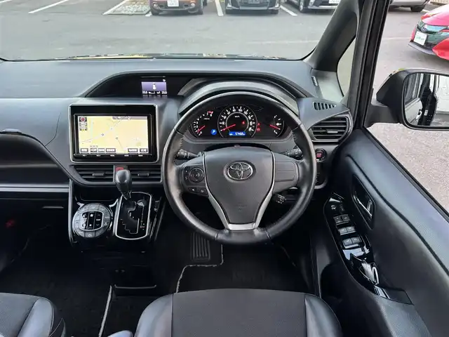 トヨタ ノア Si ダブルバイビー 千葉県 2018(平30)年 5.8万km ブラック 純正9インチメモリーナビ/・CD/DVD/・AM/FM/・BT/・フルセグTV/・バッグカメラ/LEDヘッドライト/・オートライト/・オートマチックハイビーム/衝突軽減システム/レーンキープアシスト/横滑り防止機能/12.1インチフリップダウンモニター/両側パワースライドドア/ウォークスルー/・ハーフレザー/純正フロアマット/Wエアバッグ/スマートキー/保証書・取説