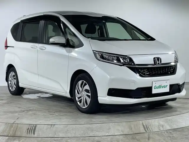 ホンダ フリード＋ G 福岡県 2022(令4)年 1.8万km プラチナホワイトパール 禁煙車/純正9インチメモリナビ/・CD/DVD/BT/フルセグTV/・バックモニター/ホンダセンシング/両側パワースライドドア/シートヒーター（D/N)/LEDヘッドライト/・オートライト/ETC/ステアリングリモコン/アイドリングストップ/後席シェード/純正フロアマット/純正ドアバイザー