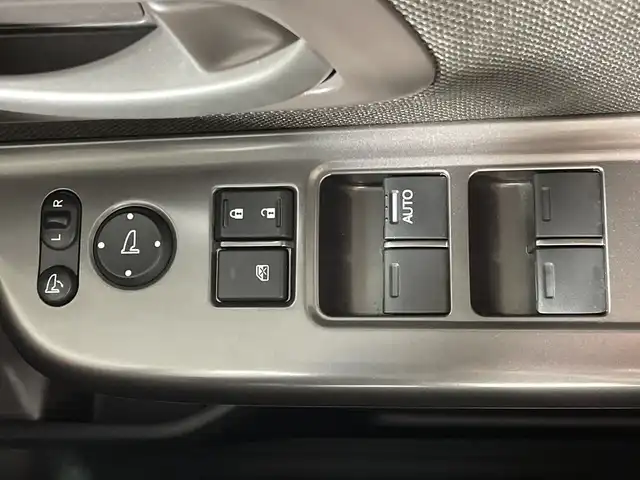 ホンダ フリード＋ G 福岡県 2022(令4)年 1.8万km プラチナホワイトパール 禁煙車/純正9インチメモリナビ/・CD/DVD/BT/フルセグTV/・バックモニター/ホンダセンシング/両側パワースライドドア/シートヒーター（D/N)/LEDヘッドライト/・オートライト/ETC/ステアリングリモコン/アイドリングストップ/後席シェード/純正フロアマット/純正ドアバイザー
