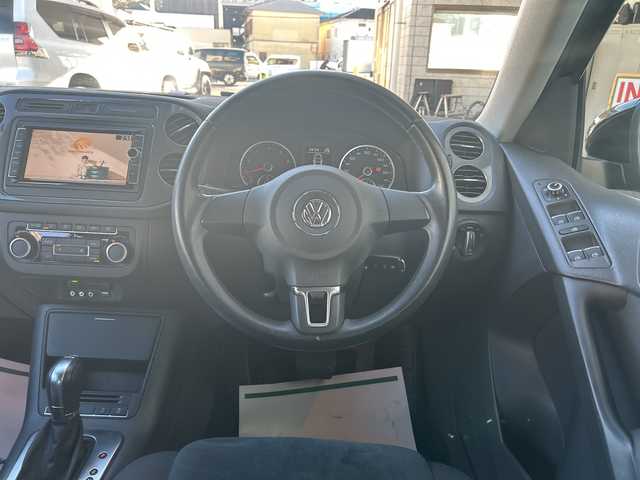 フォルクスワーゲン ティグアン TSI Bモーションテクノロジー 神奈川県 2013(平25)年 5万km ディープブラックパールエフェクト 純正ナビ/（CD/DVD/AM/FM/SD/USB/BT/ワンセグTV)/バックカメラ/前後ドライブレコーダー/ETC/クルーズコントロール/コーナーセンサー/横滑り防止装置/ABS/アイドリングストップ/オートライト/ISOFIX/ルーフレール/純正フロアマット/純正アルミホイール/スペアキー×２/保証書/取扱説明書