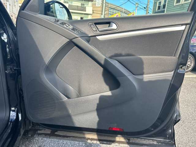 フォルクスワーゲン ティグアン TSI Bモーションテクノロジー 神奈川県 2013(平25)年 5万km ディープブラックパールエフェクト 純正ナビ/（CD/DVD/AM/FM/SD/USB/BT/ワンセグTV)/バックカメラ/前後ドライブレコーダー/ETC/クルーズコントロール/コーナーセンサー/横滑り防止装置/ABS/アイドリングストップ/オートライト/ISOFIX/ルーフレール/純正フロアマット/純正アルミホイール/スペアキー×２/保証書/取扱説明書