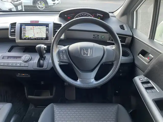 ホンダ フリード スパイク G ジャストセレクション 埼玉県 2013(平25)年 6万km ホワイトオーキッドパール /ワンオーナー//純正メモリナビ//ワンセグTV//バックカメラ//ビルトインETC//スマートキーx2//キセノン//Wエアバッグ//ABS//横滑り防止装置//プライバシーガラス//ドアバイザー//新車時保証書//取扱説明書//ナビ取説